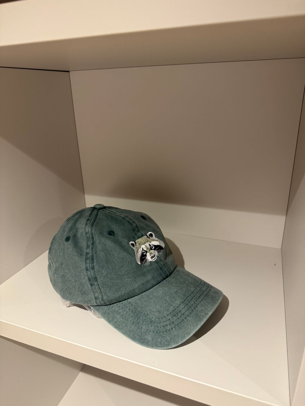 Cappellino verde effetto vintage con ricamo orsetto