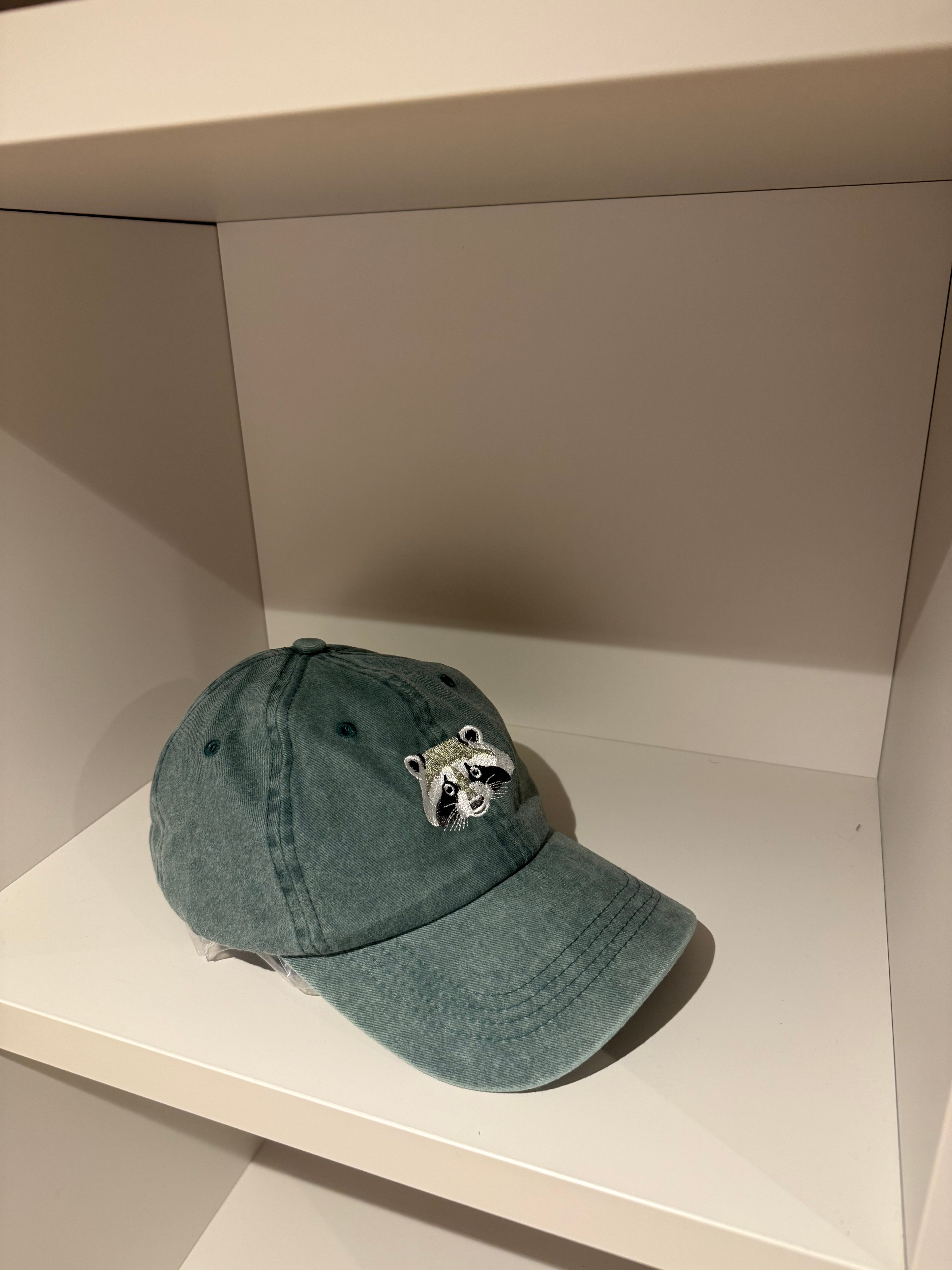 Cappellino verde effetto vintage con ricamo orsetto