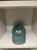 Cappellino verde effetto vintage con ricamo orsetto