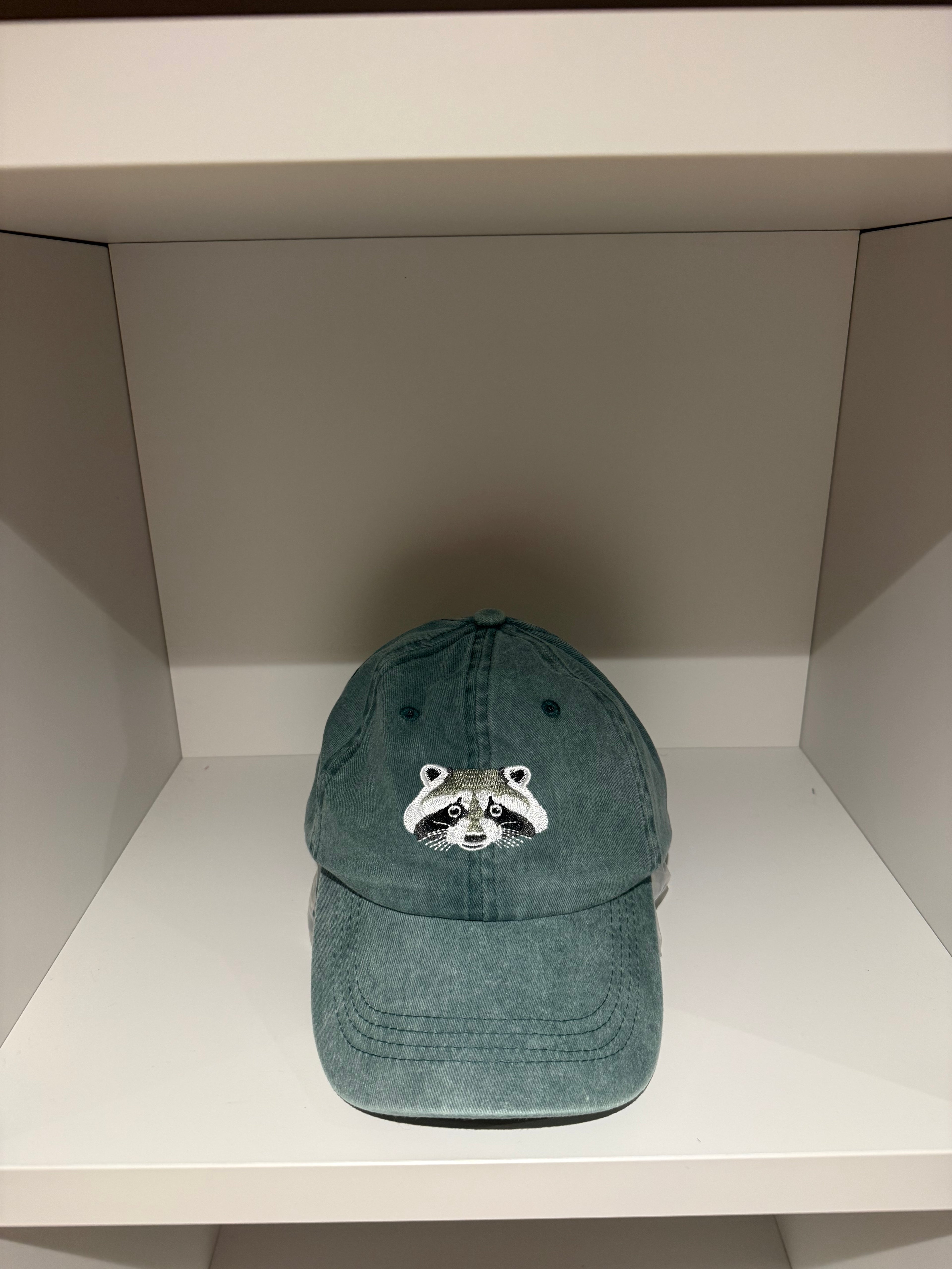 Cappellino verde effetto vintage con ricamo orsetto