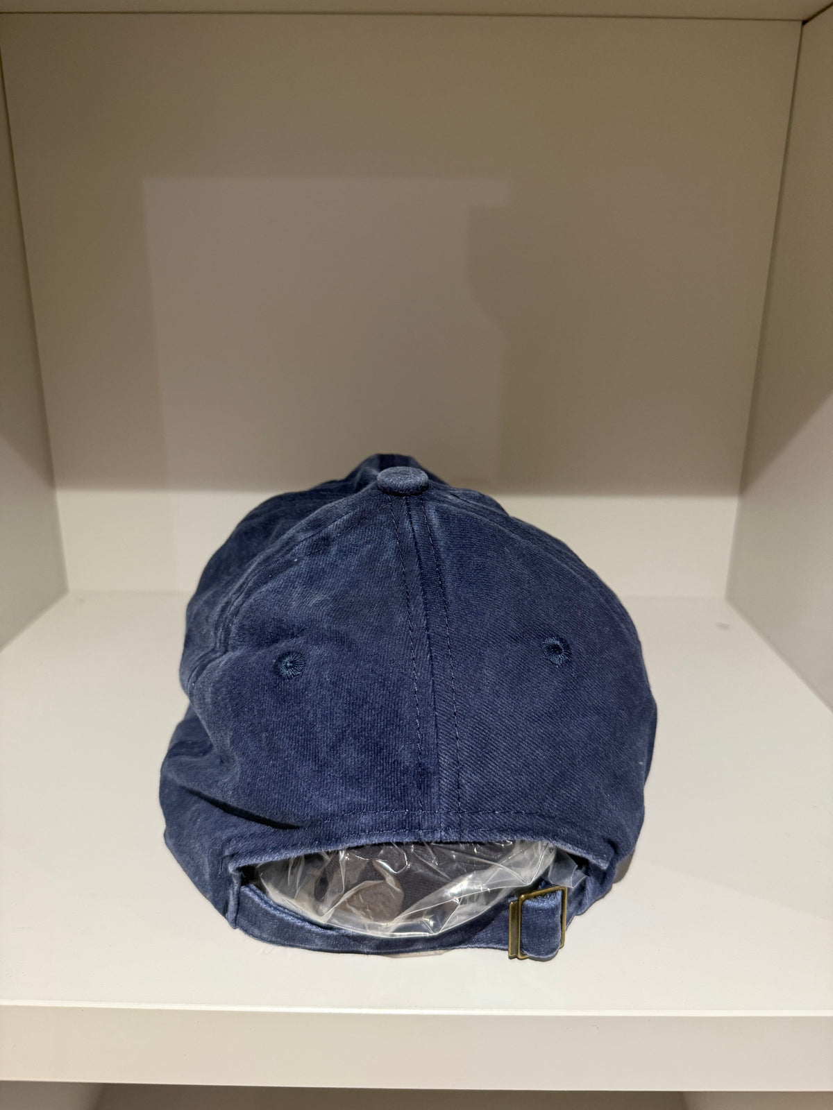 Blu navy hat with nice cat