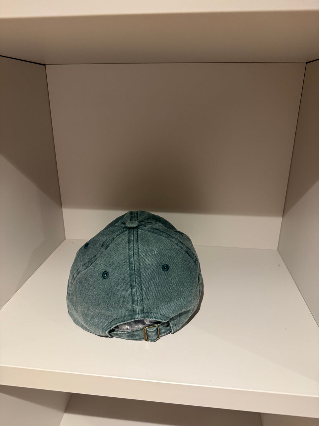 Cappellino verde effetto vintage con ricamo orsetto