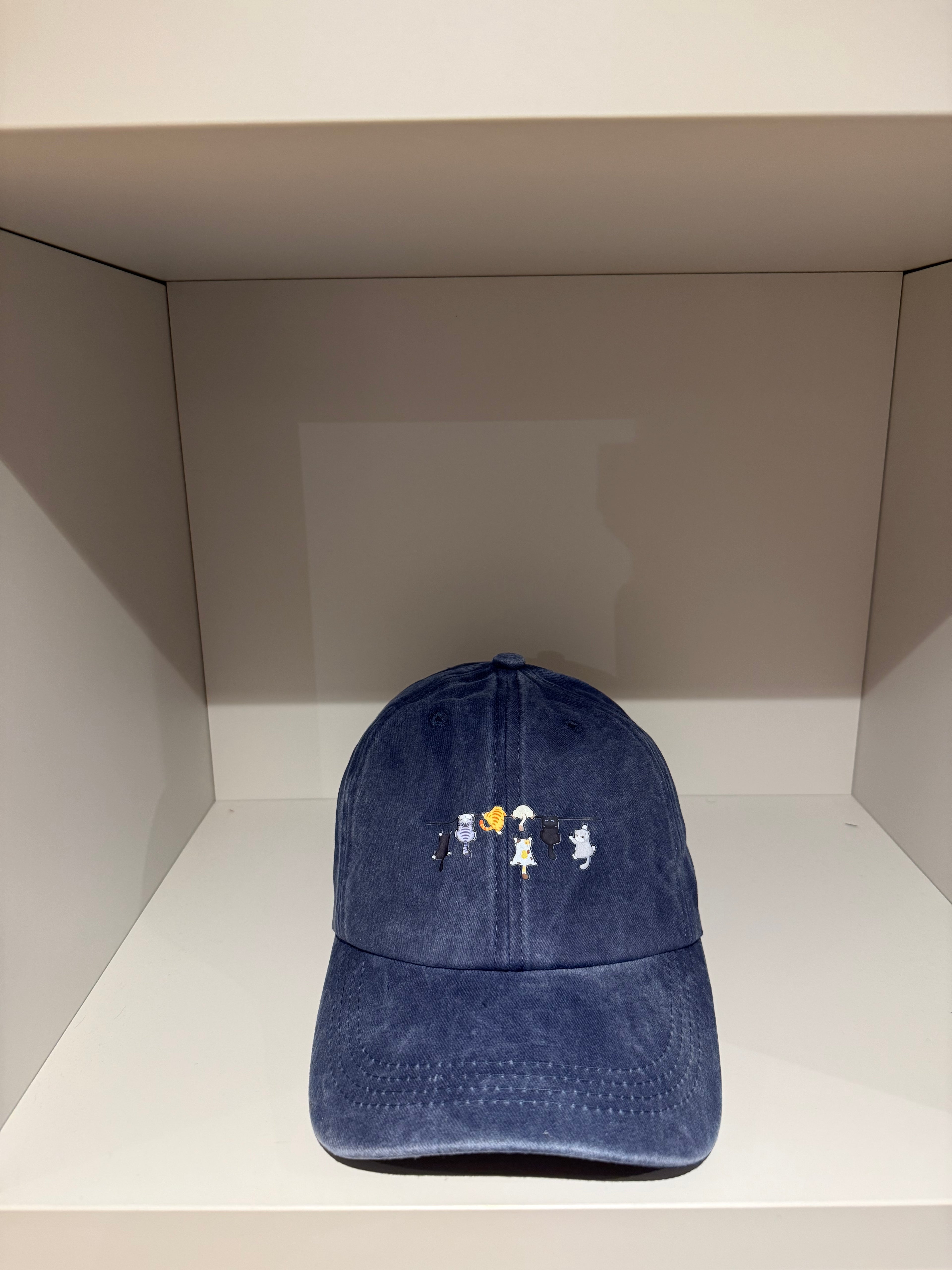 Blu navy hat with nice cat